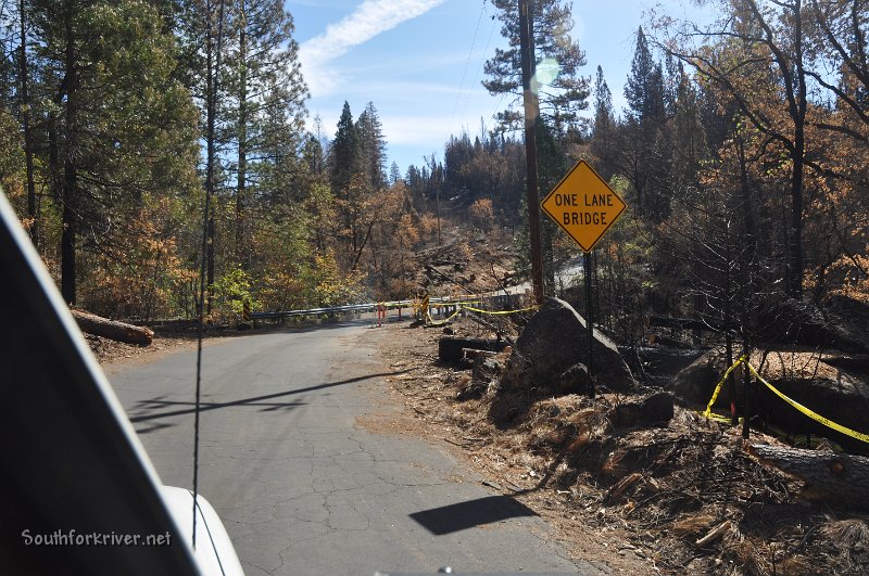 DSC_0846.JPG - Road towards bridge - The sidewalk rails were damaged in fire so that's why it is one lane